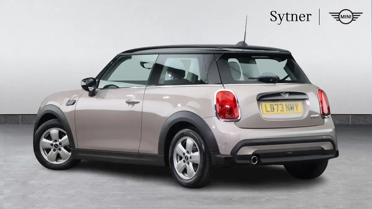 Usado Mini Cooper Classic 134 CV (98 kW) 2023 Gris Utilitario