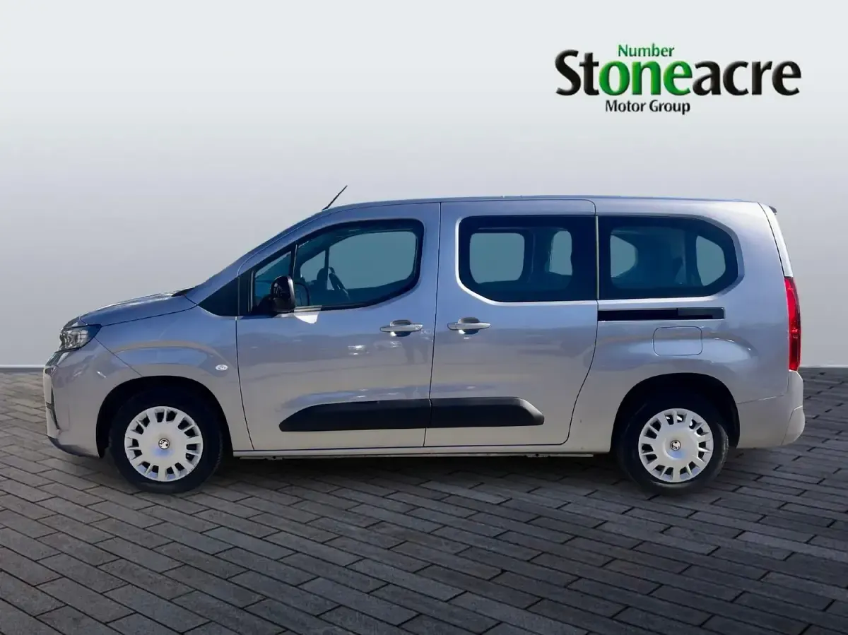 Second-hand Vauxhall Combo Design Edition 100 kW (136 CP) 2024 Gri Monovolum