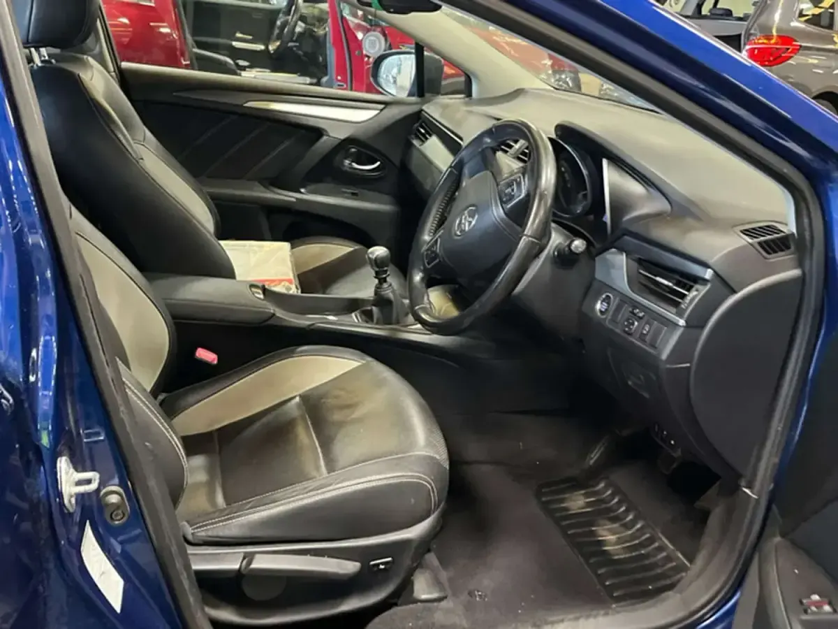 Used Toyota Avensis Business Edition 112 HP (82 kW) 2015 Blue Estate