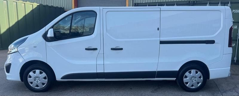 Second-hand Vauxhall Vivaro Sportive 125 CP (91 kW) 2019 Alb Monovolum