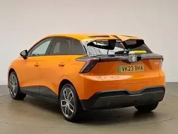 Begagnad MG MG4 EV Trophy 149 kW (203 HK) 2023 Orange Halvkombi