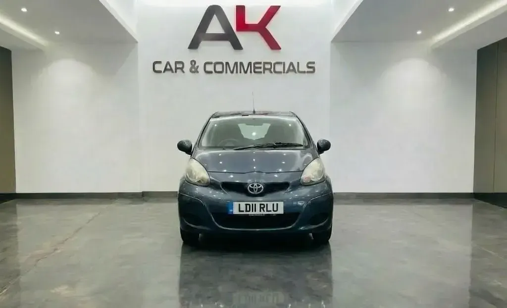 Usado Toyota Aygo 67 CV (49 kW) 2011 Gris Utilitario