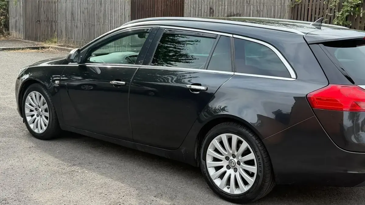 Used Vauxhall Insignia Elite 157 HP (115 kW) 2010 Black Estate
