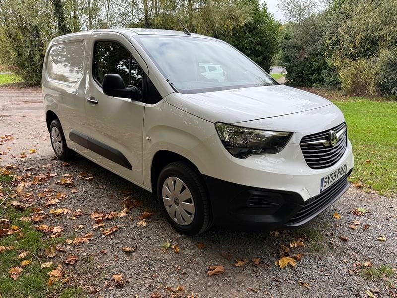 White Used 2019 Vauxhall Combo Edition MPV | £7,995 (Good price) - Image 1/4