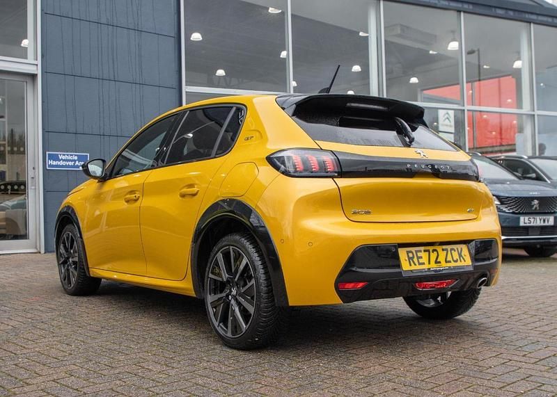 Used Peugeot 208 Premium 99 HP (72 kW) 2022 Yellow Hatchback
