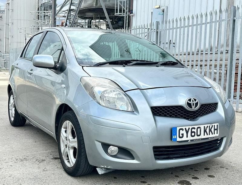 Silver Used 2010 Toyota Yaris Hatchback | £3,495 (Fair price) - Image 1/4