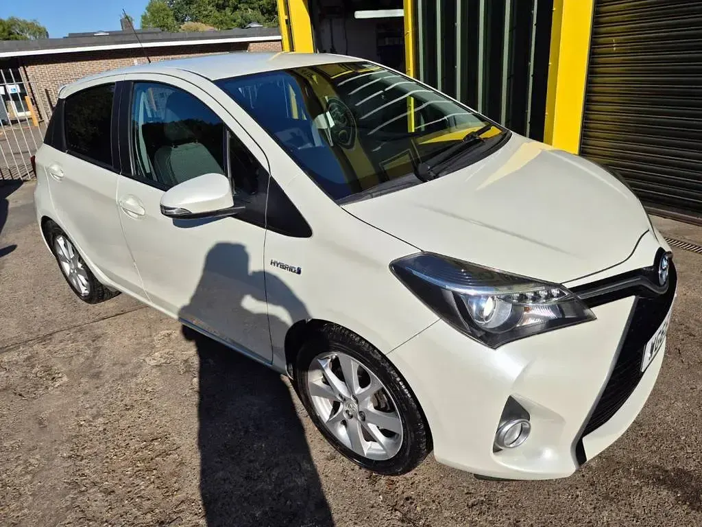 Used Toyota Yaris Sport 100 HP (73 kW) 2015 White Hatchback