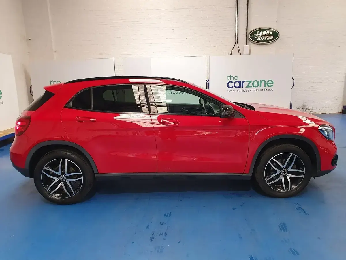 Used Mercedes GLA180 Urban 122 HP (89 kW) 2019 Red SUV