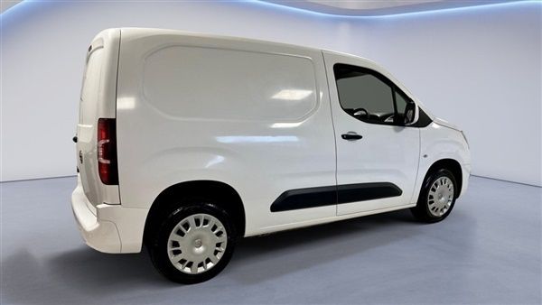 White Used 2021 Vauxhall Combo Sportive MPV | £9,195 (Good price) - Image 1/1