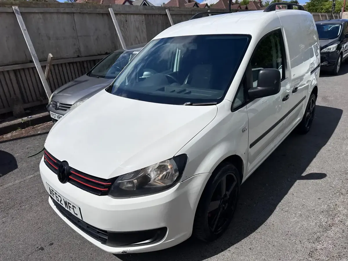 Begagnad VW Caddy 102 HK (75 kW) 2012 Vit Minibuss
