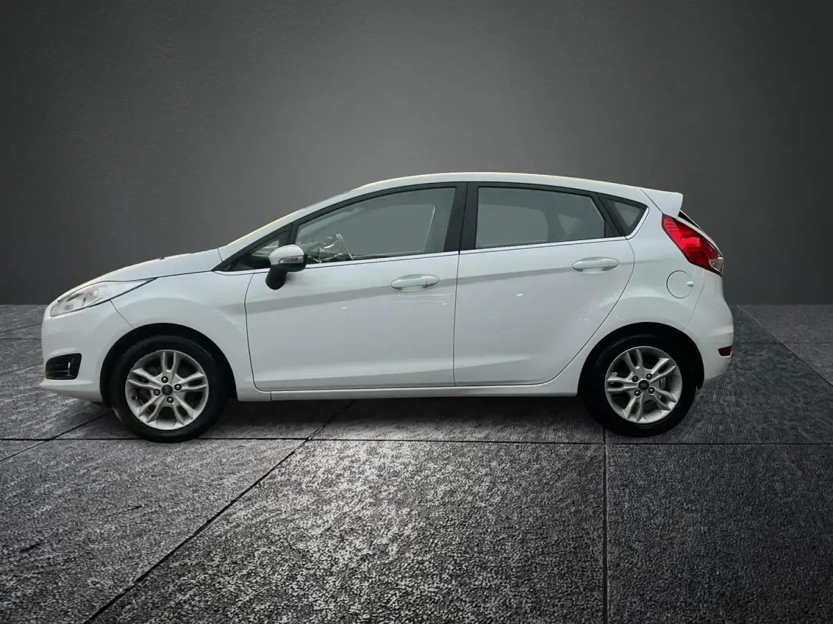 Käytetty Ford Fiesta Zetec 2015 Valkoinen Viistoperä
