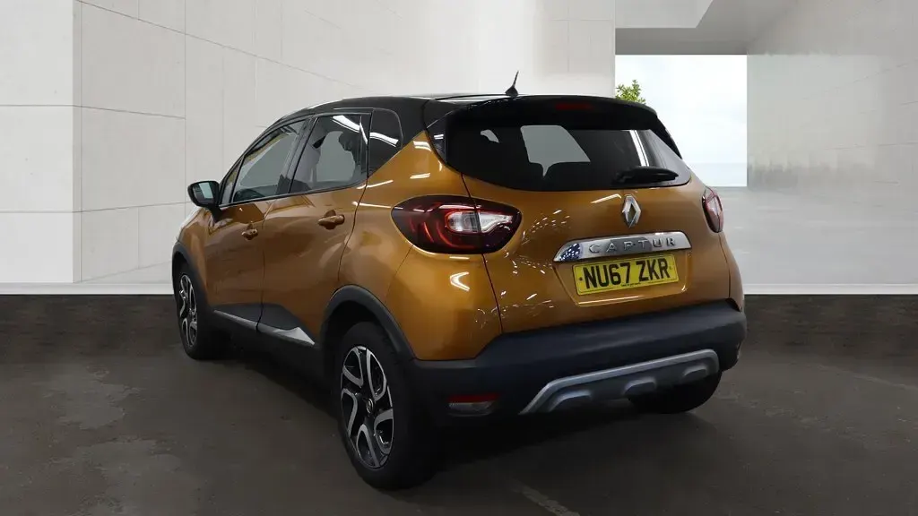 Used Renault Captur Dynamique 90 HP (66 kW) 2017 Orange SUV