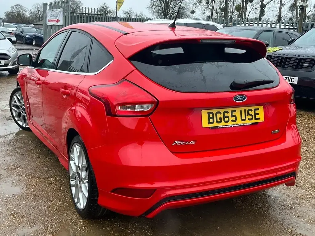 Used Ford Focus Zetec 125 HP (91 kW) 2015 Red Hatchback