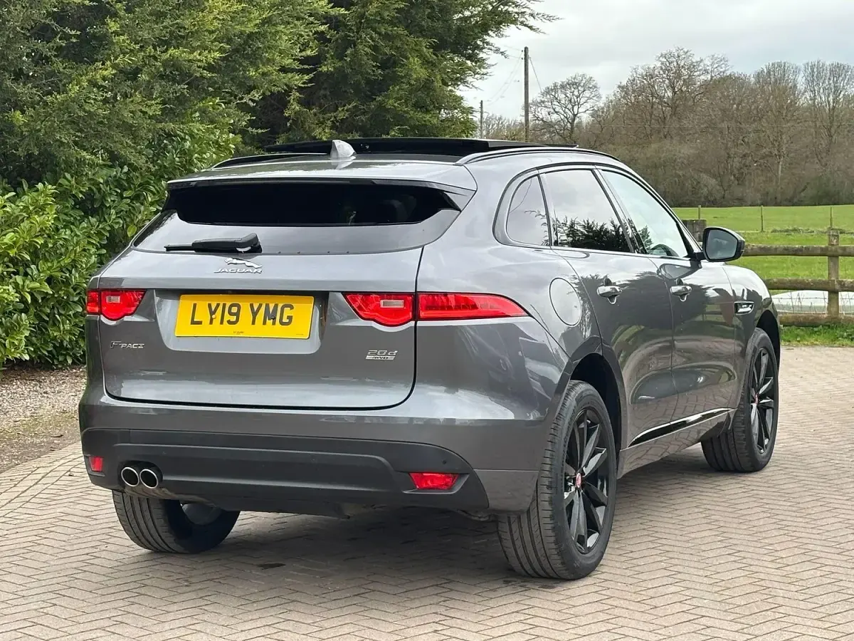 Usado Jaguar F-Pace R-Sport 180 HP (132 kW) 2019 Cinzento SUV