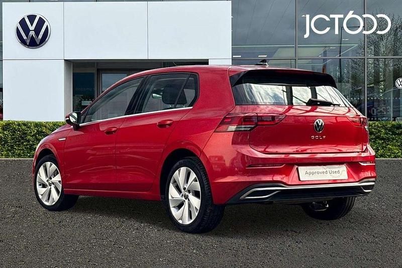 Second-hand VW Golf VIII Style 130 CP (95 kW) 2022 Roșu Hatchback