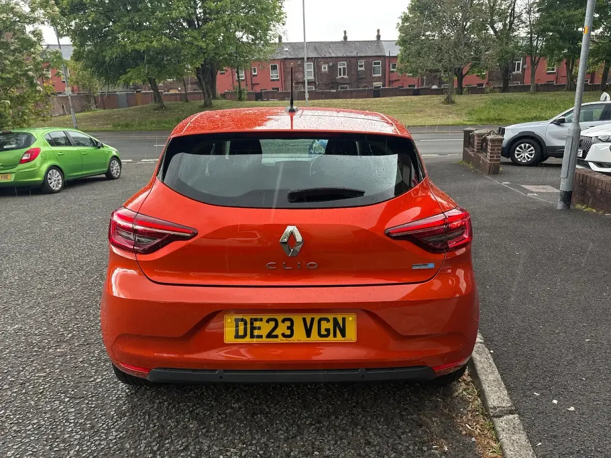 Used Renault Clio Evolution 142 HP (104 kW) 2023 Orange Hatchback