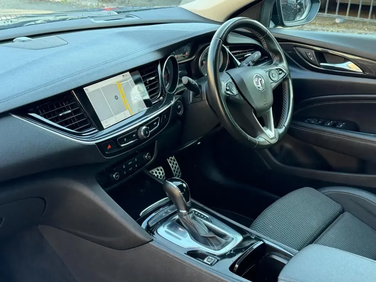 Second-hand Vauxhall Insignia SRi 136 CP (100 kW) 2018 Albastru Hatchback