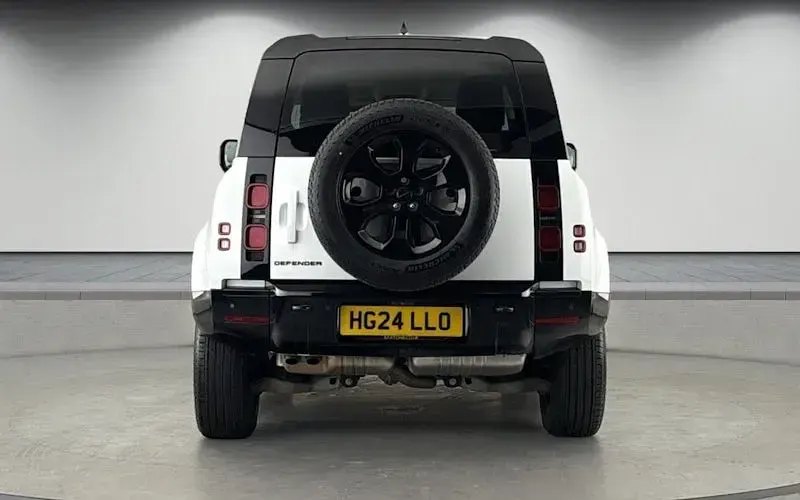 Used Land Rover Defender HSE Dynamic 250 HP (183 kW) 2024 Fuji white SUV