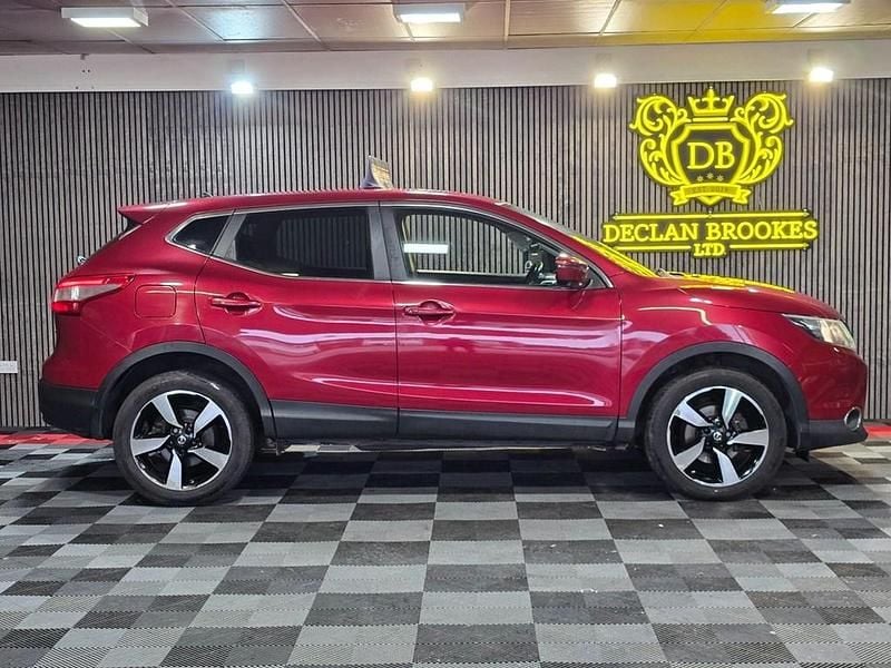 Used Nissan Qashqai 360º 110 HP (80 kW) 2015 Red SUV