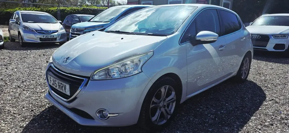 Used Peugeot 208 2015 White Hatchback