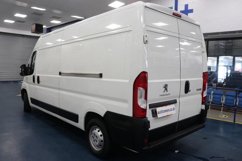 Used Peugeot Boxer 130 HP (95 kW) 2018 White Van