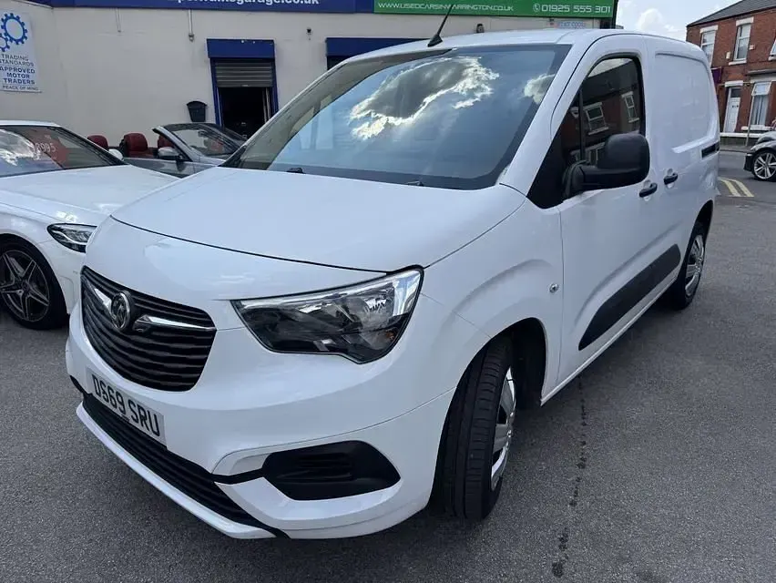 Used Vauxhall Combo Sportive 100 HP (73 kW) 2019 White MPV
