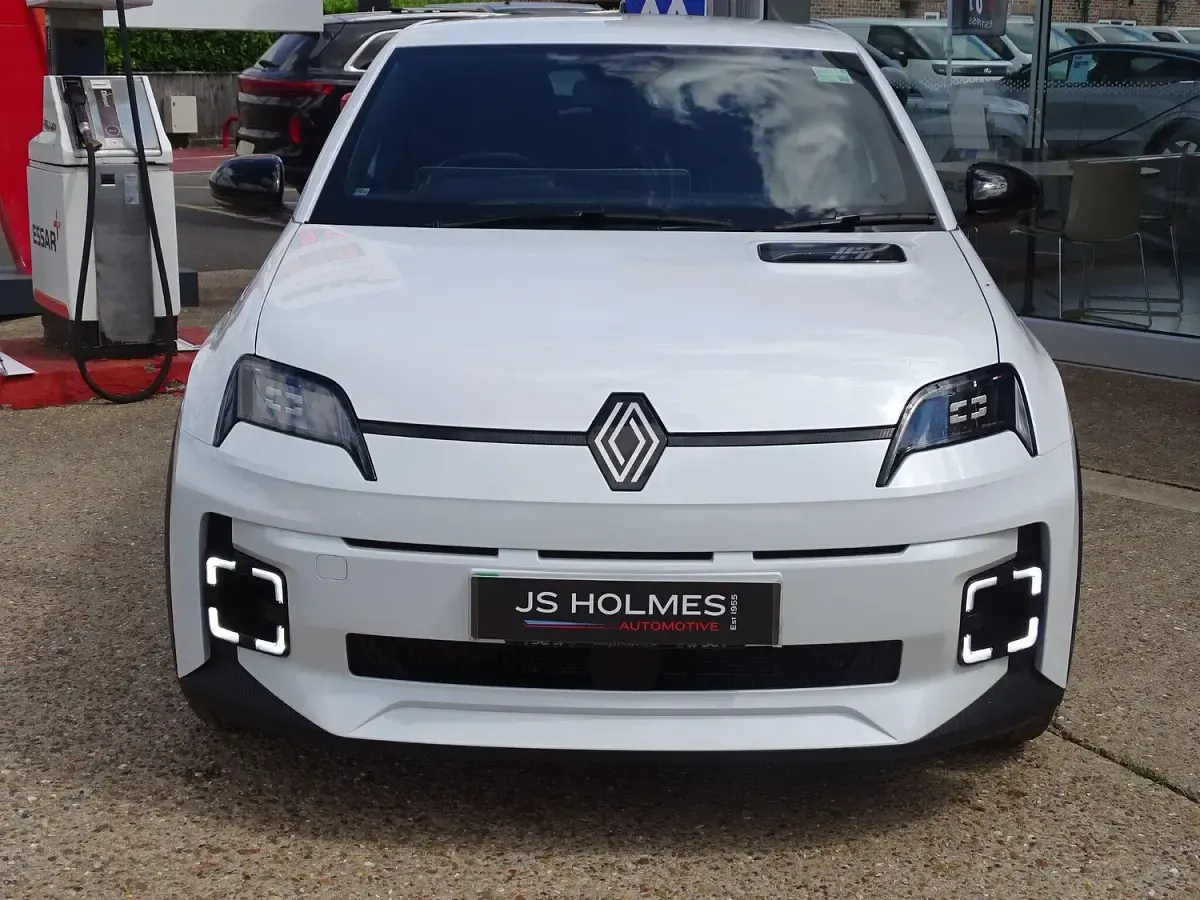 Used Renault 5 E-Tech Komfort 58 kW (79 HP) 2025 White Hatchback