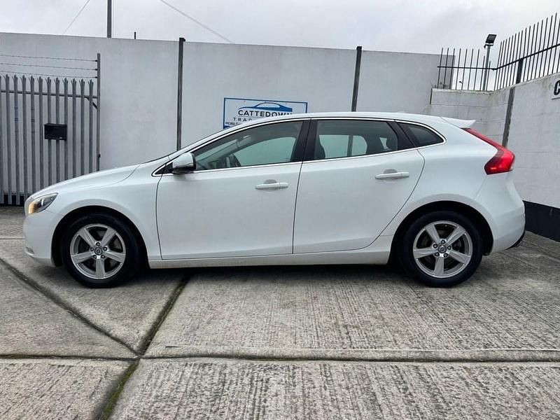 Used Volvo V40 SE 150 HP (110 kW) 2012 White Hatchback