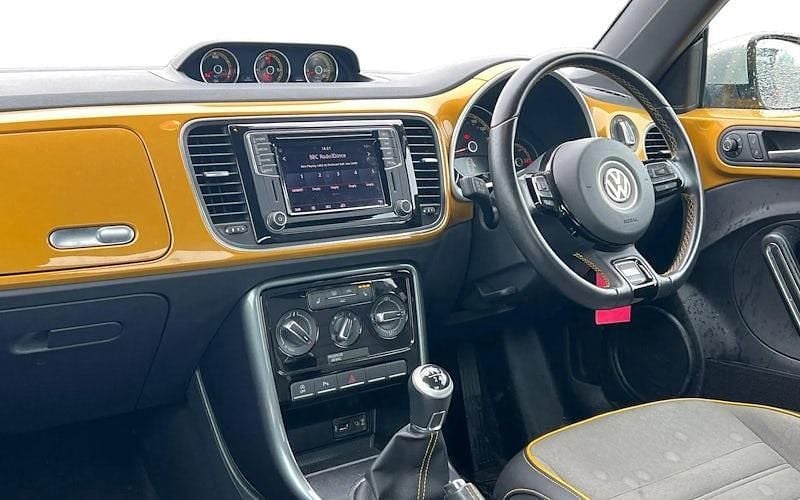 Usado VW Beetle Dune 105 HP (77 kW) 2017 Amarelo Citadino