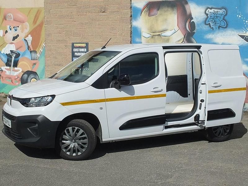 Used Citroën Berlingo 100 HP (73 kW) 2024 White MPV