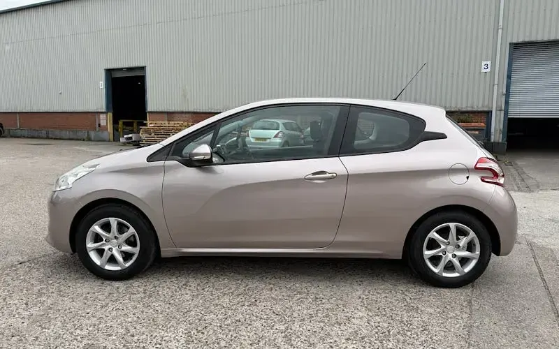 Second-hand Peugeot 208 Active 68 CP (50 kW) 2013 Roz Hatchback