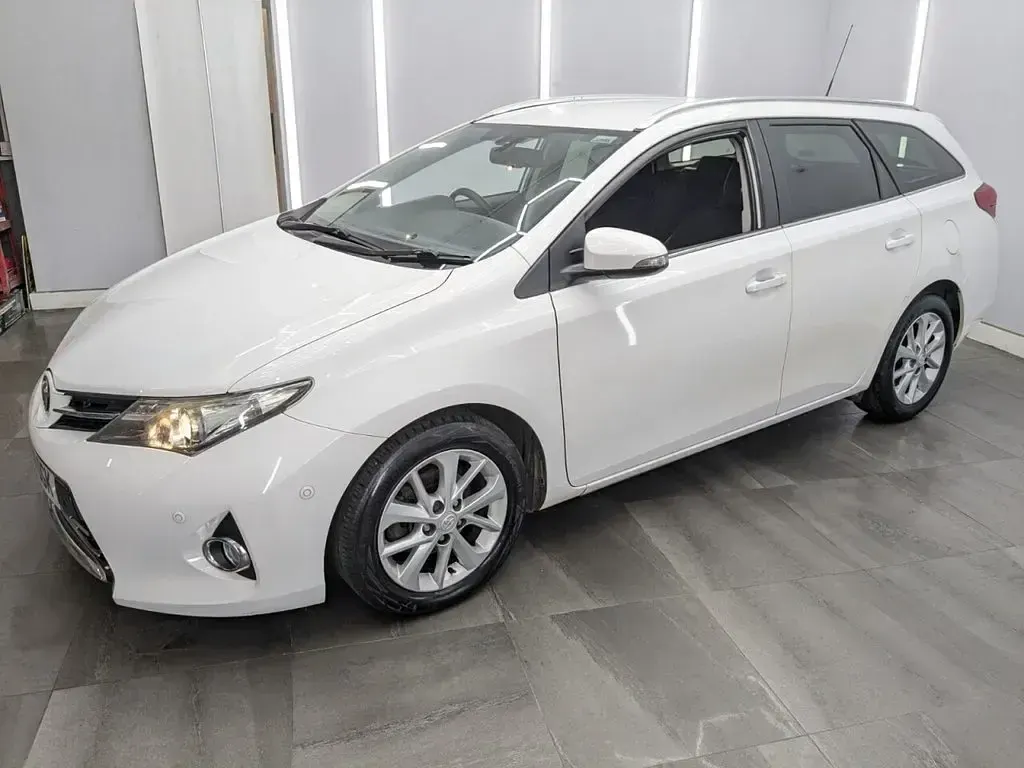 Used Toyota Auris 90 HP (66 kW) 2014 White Estate