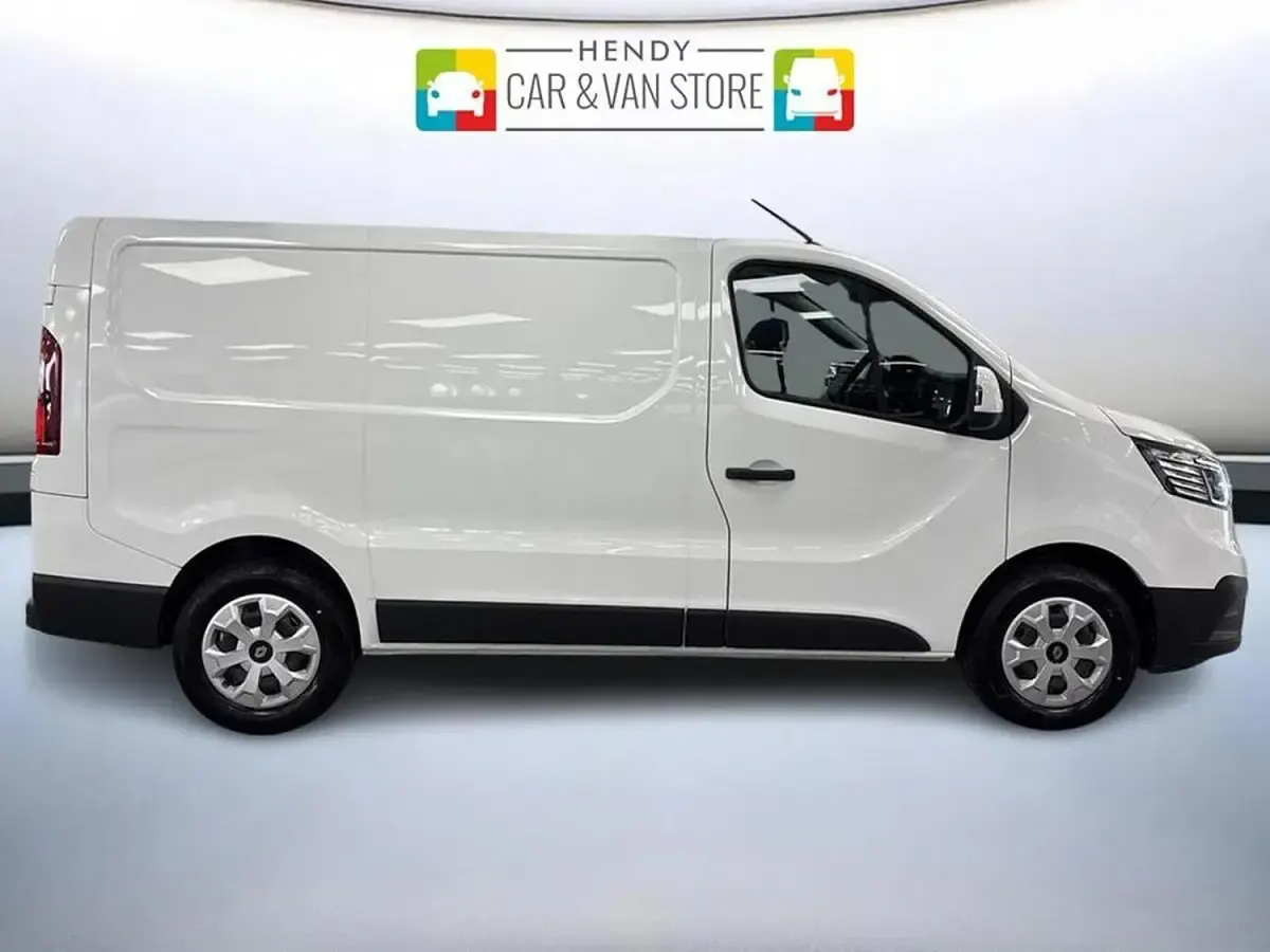 New Renault Trafic 2026 Glacier white MPV