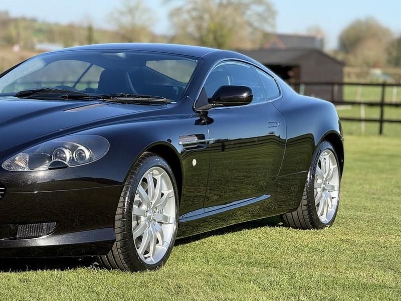 Begagnad Aston Martin DB9 456 HK (335 kW) 2005 Svart Sportkupé