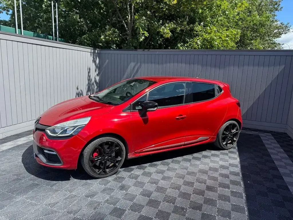 Used Renault Clio 200 HP (147 kW) 2015 Red Hatchback