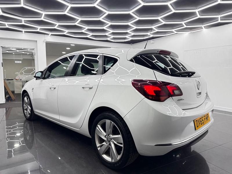 Used Vauxhall Astra SRi 2015 White Hatchback