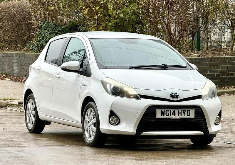 White Used 2014 Toyota Yaris Hybrid Plus Hatchback | £6,999 (Expensive) - Image 1/4