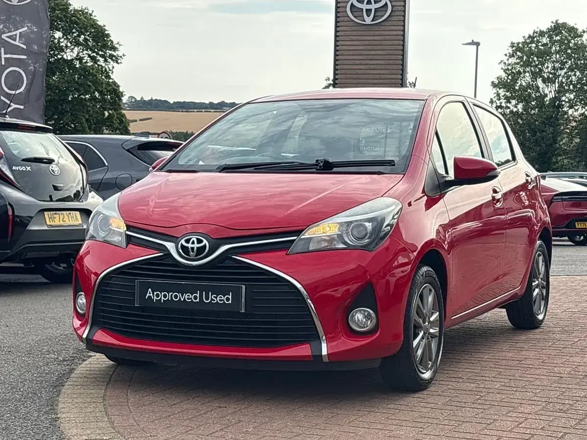 Used Toyota Yaris 99 HP (72 kW) 2015 Red Hatchback