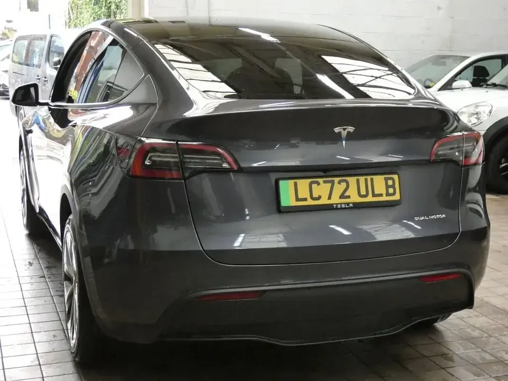 Begagnad Tesla Model Y Long Range AWD 282 kW (384 HK) 2022 Grå SUV