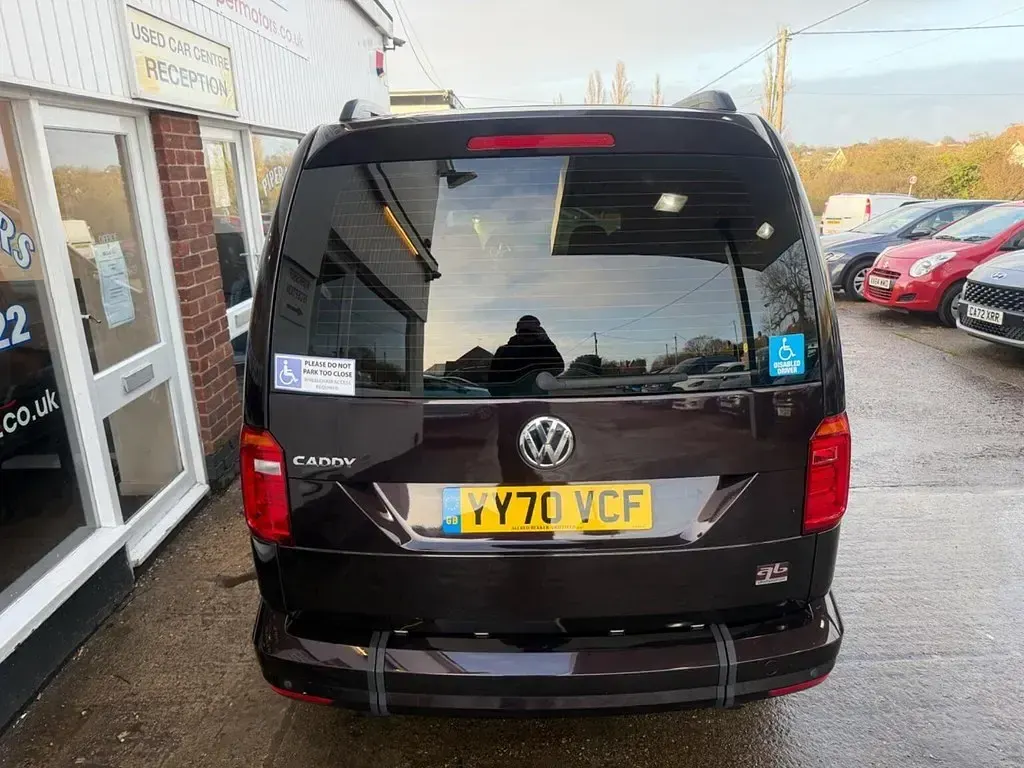 Usado VW Caddy Maxi S 122 HP (89 kW) 2020 Roxo Monovolume