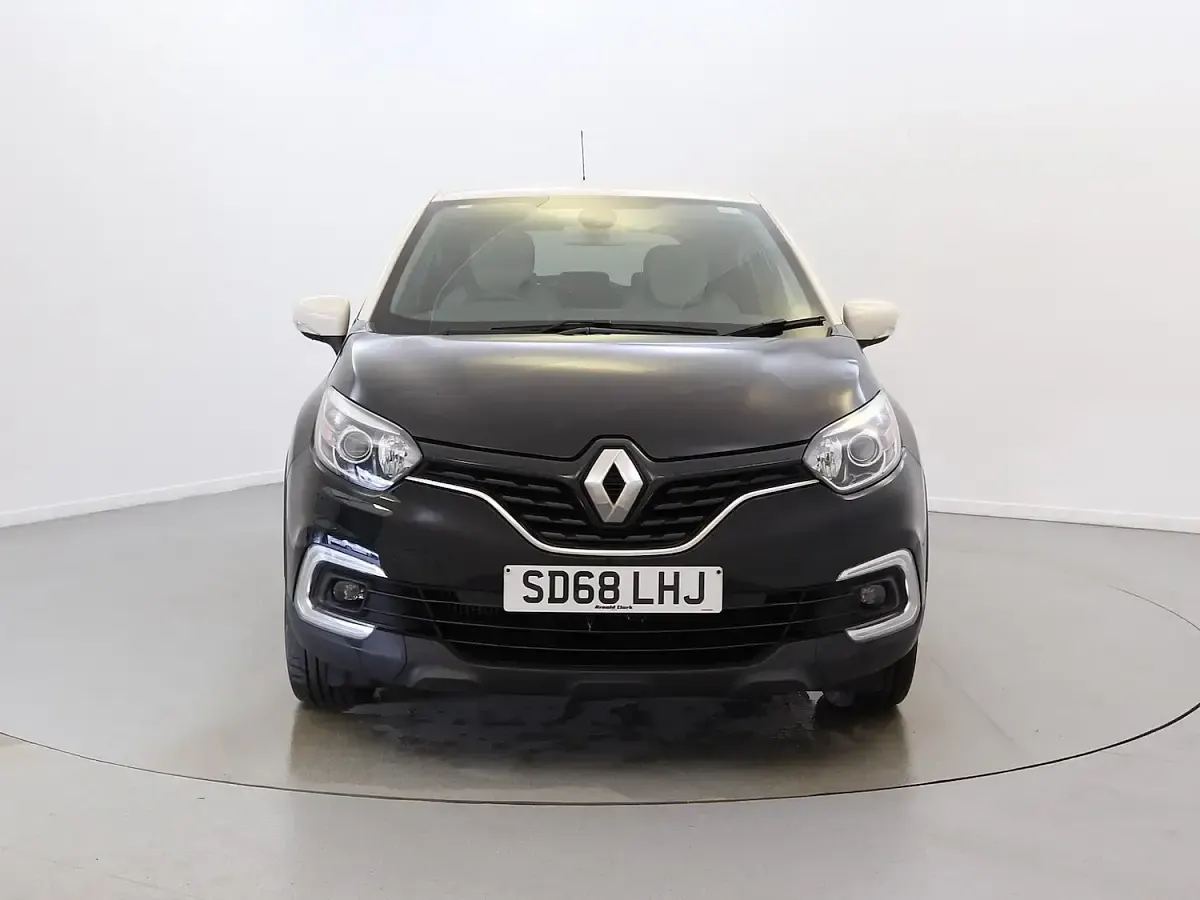 Used Renault Captur Iconic 90 HP (66 kW) 2018 Black/cream SUV