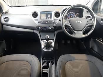 Used Hyundai i10 Premium SE 87 HP (63 kW) 2019 White Hatchback