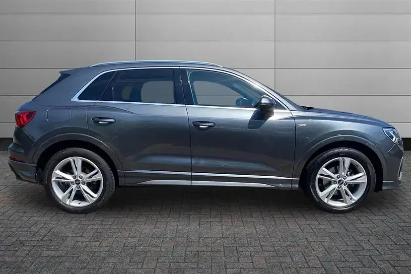 Używany Audi Q3 S-Line 150 KM (110 kW) 2021 Szary SUV