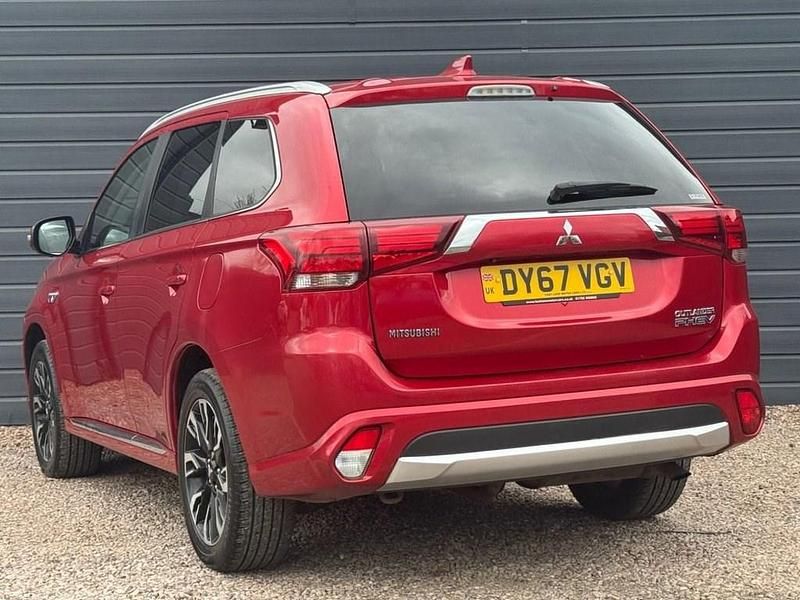 Used Mitsubishi Outlander 200 HP (147 kW) 2017 Red SUV