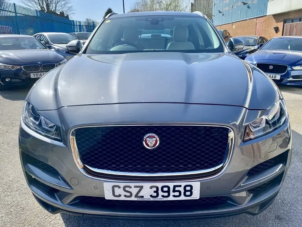 Begagnad Jaguar F-Pace Portfolio 180 HK (132 kW) 2018 Grå SUV