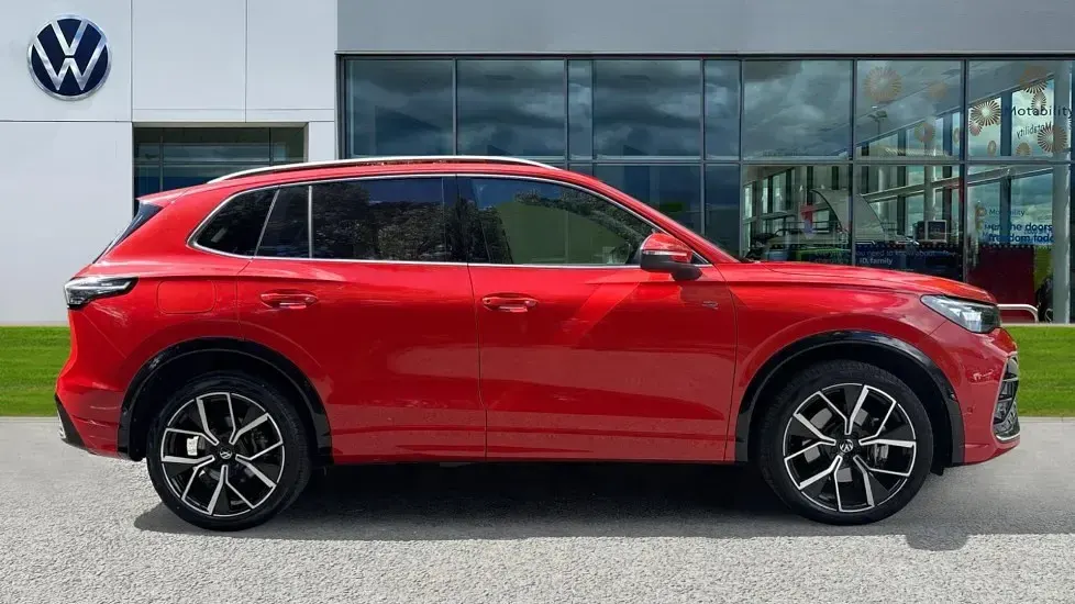 Used VW Tiguan R-line 272 HP (200 kW) 2025 Persimmon red metallic SUV