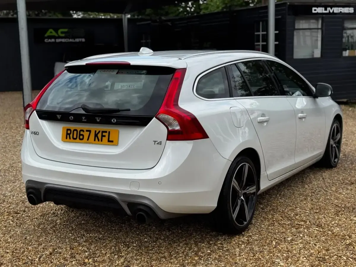 Usado Volvo V60 R-Design 2017 Blanco Familiar