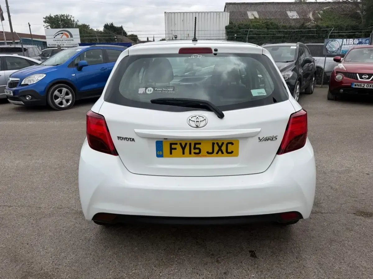 Used Toyota Yaris 99 HP (72 kW) 2015 White Hatchback