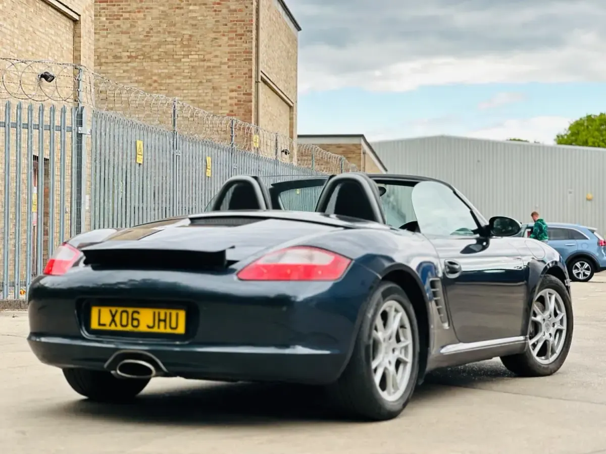 Begagnad Porsche Boxster 245 HK (180 kW) 2006 Grå Cab