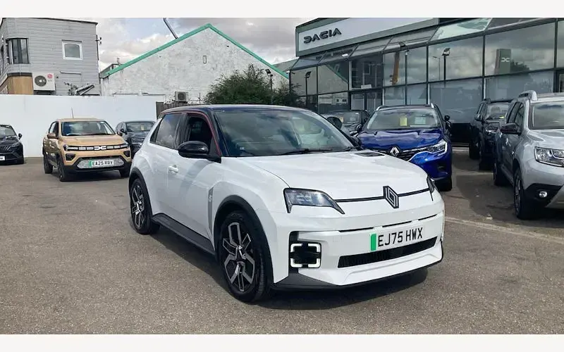 Used Renault 5 E-Tech Komfort 110 kW (150 HP) 2025 Hatchback